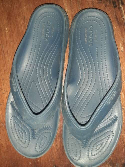 Navy Crocs Size 8-10 (Should fit a SA size 6)