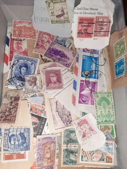 Lot of 1000 International stamps - See pictures