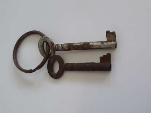 2 x Vintage Keys - Rusted