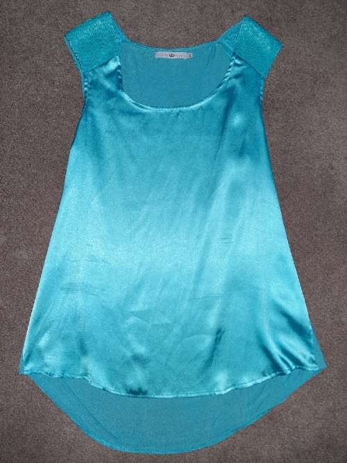 Beautiful Hilton Weiner Top