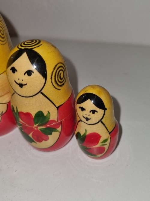Set of 5 Russian Nesting Dolls