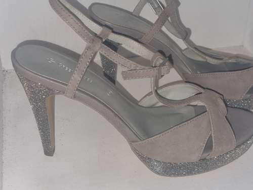 Beautiful High Heel Green Cross shoes - Size 8