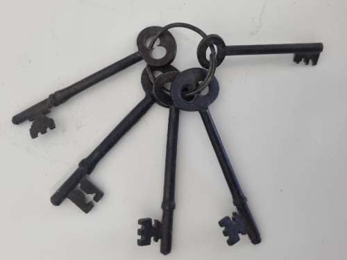 5 x Beautiful Vintage Keys