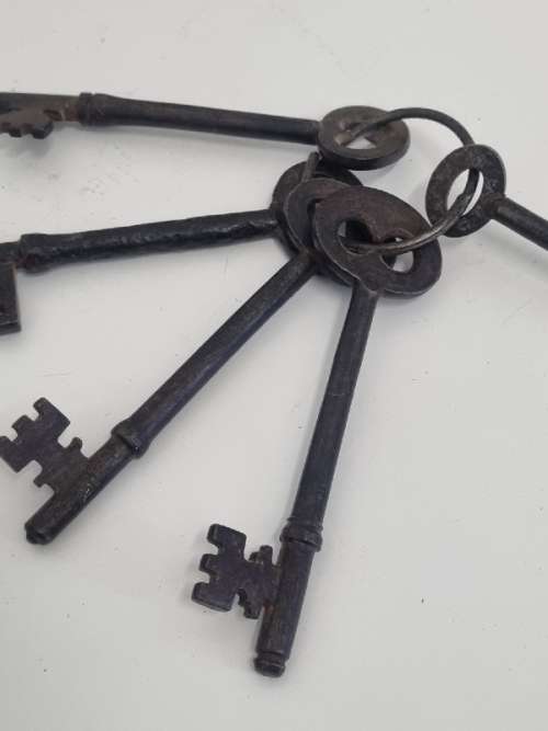 5 x Beautiful Vintage Keys