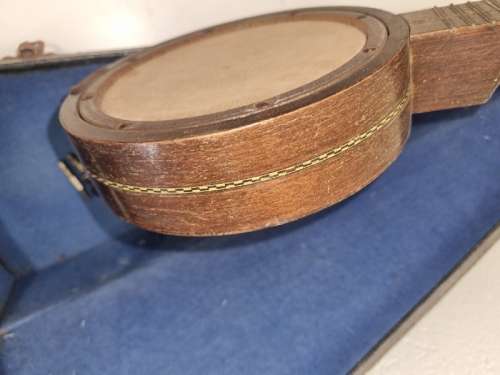 Banjo in case - for parts or restoration - see pictures