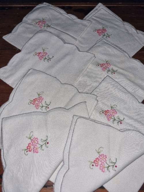 8 x Vintage Embroidered Linen Napkins / Serviettes