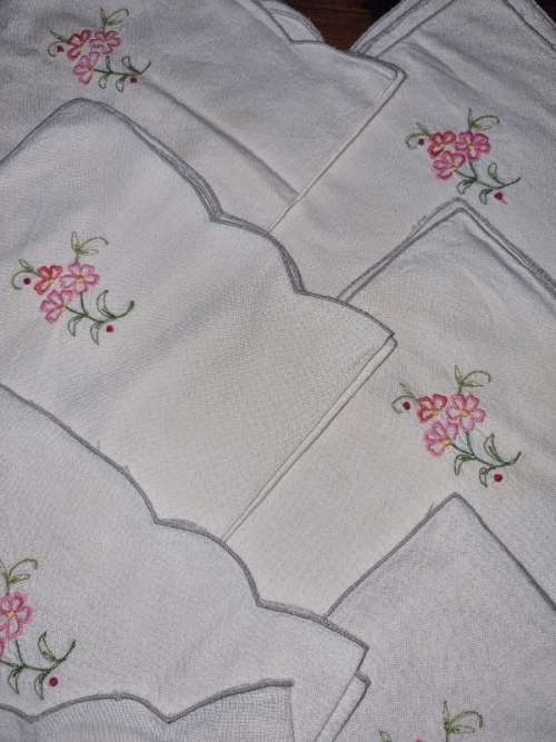8 x Vintage Embroidered Linen Napkins / Serviettes