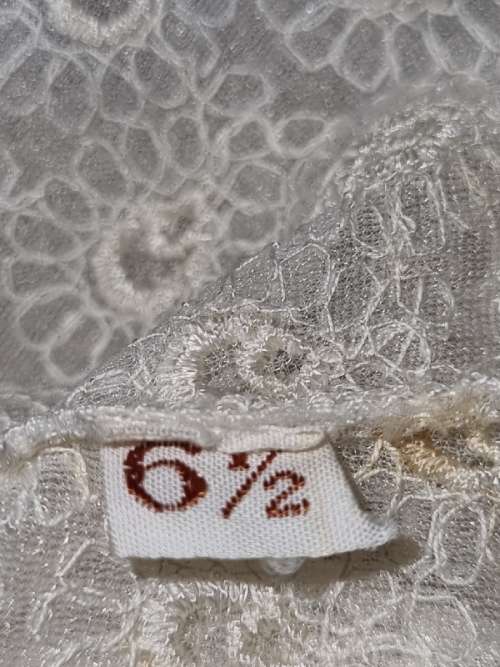 Beautiful Pair of Vintage Lace Gloves - Size 6 1/2