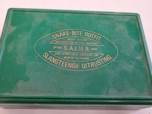 Vintage Snake-Bite Outfit with contents - Slangteengif - S.A.I.M.R.