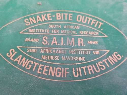 Vintage Snake-Bite Outfit with contents - Slangteengif - S.A.I.M.R.