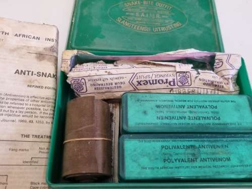 Vintage Snake-Bite Outfit with contents - Slangteengif - S.A.I.M.R.