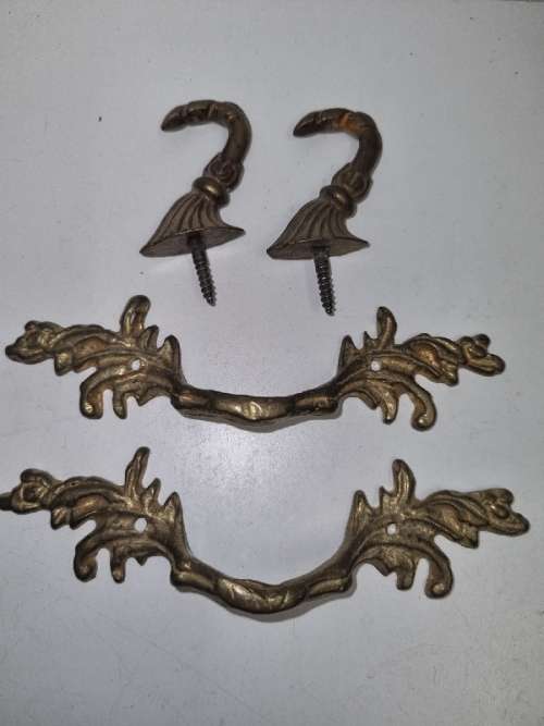 Brass items - 2 x Brass hooks & 2 x Brass handles