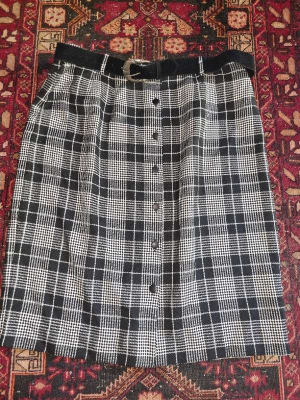 Beautiful vintage skirt with free belt - Size 22 - Foschini