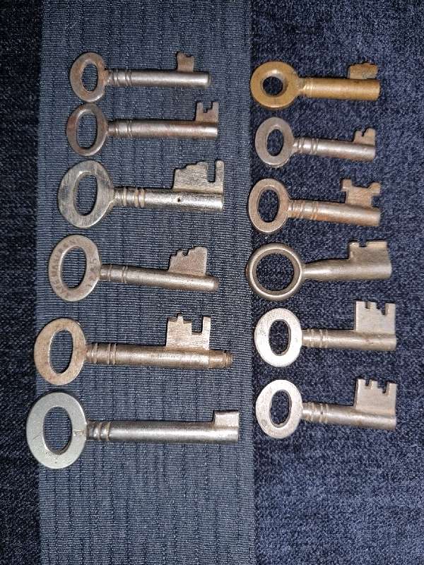 12 x Vintage Keys