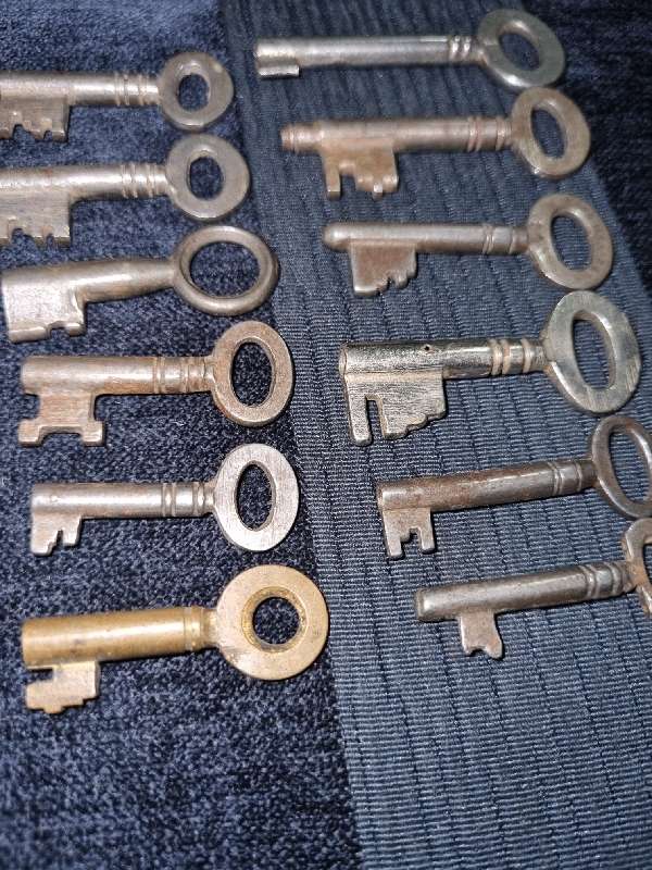 12 x Vintage Keys