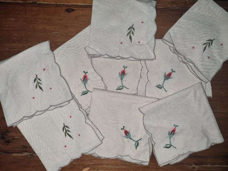 9 x Vintage Embroidered Fabric Napkins / Serviettes