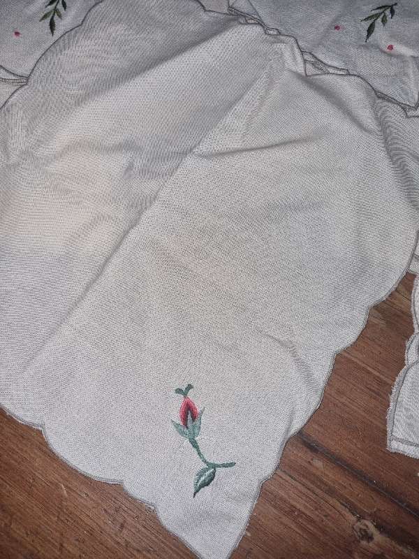 9 x Vintage Embroidered Fabric Napkins / Serviettes