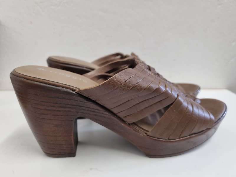 Leather Froggie shoes - Size 6