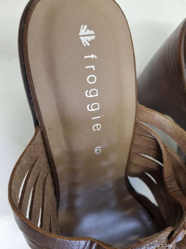 Leather Froggie shoes - Size 6