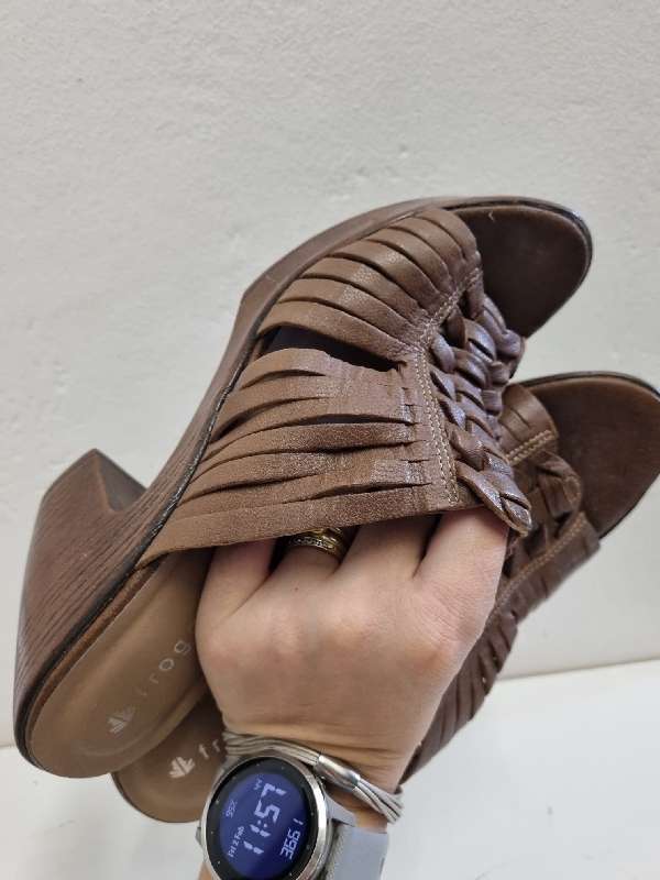 Leather Froggie shoes - Size 6