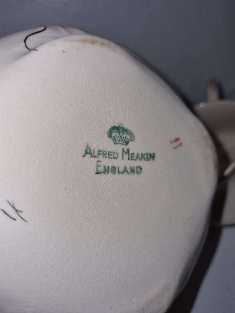 2 x Beautiful Vintage Alfred Meakin Jugs with floral detail - Made in England