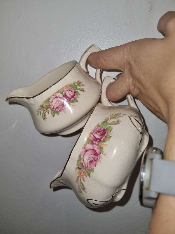 2 x Beautiful Vintage Alfred Meakin Jugs with floral detail - Made in England