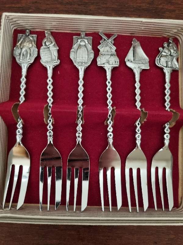 6 x Vintage Elwezetta Cake Forks - boxed