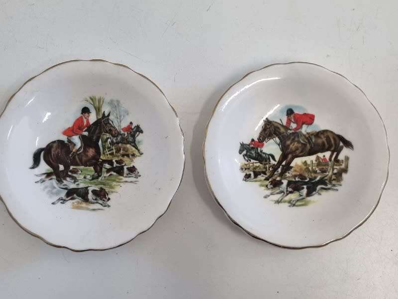 2 x Small decorative plates with horse detail - Diameter 12cm each - Bone China - Made in England
