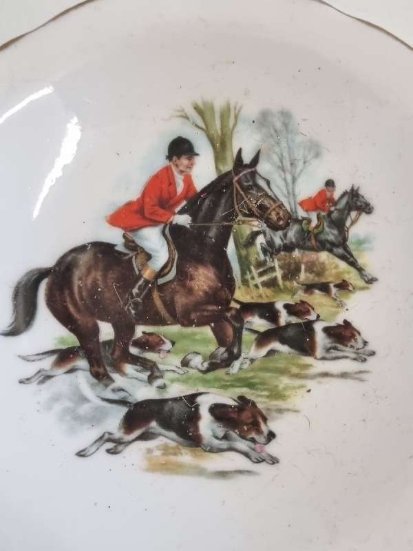 2 x Small decorative plates with horse detail - Diameter 12cm each - Bone China - Made in England