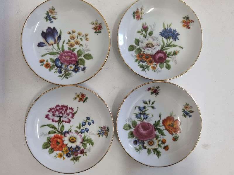 4 x Small Dresden Porcelain Display plates - Germany - Diameter - 10cm each