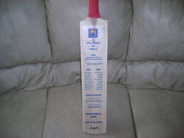 952 SIGNED BAT ** WORLD RECORD TESTS SCORE ** JAYASURIYA