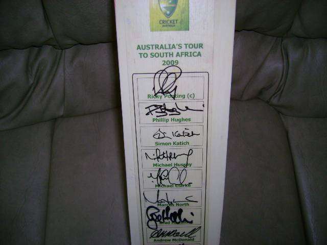 SIGNED BAT ** AUSTRALIA 2008/9 ** PONTING - HUSSEY AND MANY