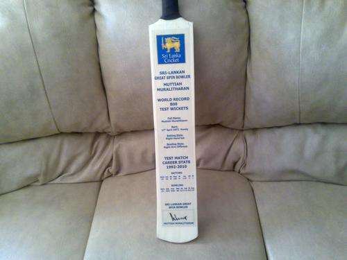 ** MUTTIAH MURALITHARAN SIGNED CAREER STATS BAT ** 800