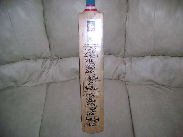 NEW-ZEALAND SIGNED T20 WC SIGNED WORLD CUP BAT - VETTORI - McCULLUM - TAYLOR - ORAM