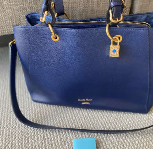 An amazing  Designer (Samantha Thavasa) Leather bag.