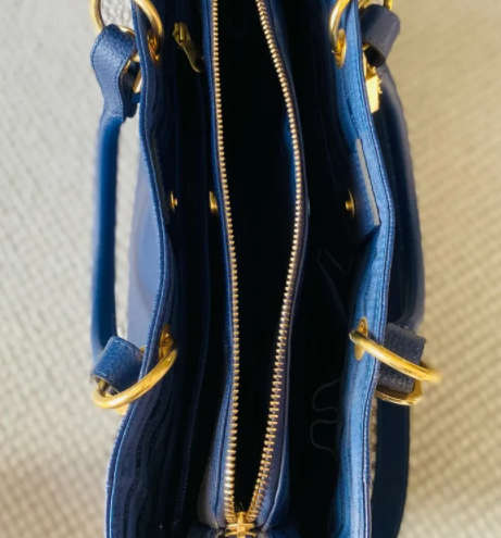 An amazing  Designer (Samantha Thavasa) Leather bag.