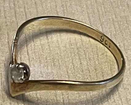 9k Wishbone Ring - Small finger.