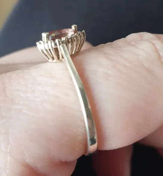 A Gorgeous sterling silver (925) ring with rare zultanite stone!