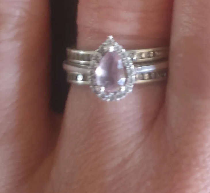 A Gorgeous sterling silver (925) ring with rare zultanite stone!