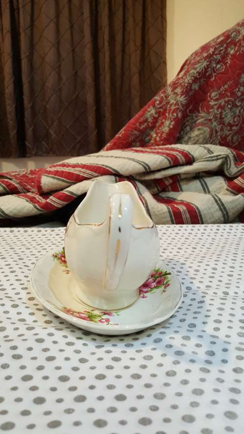 ANTIQUE GRINDLEY CREAM PETAL GRAVY BOAT .