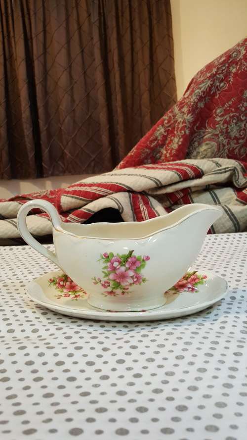 ANTIQUE GRINDLEY CREAM PETAL GRAVY BOAT .