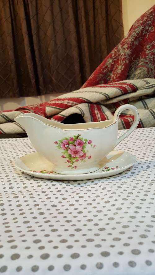 ANTIQUE GRINDLEY CREAM PETAL GRAVY BOAT .