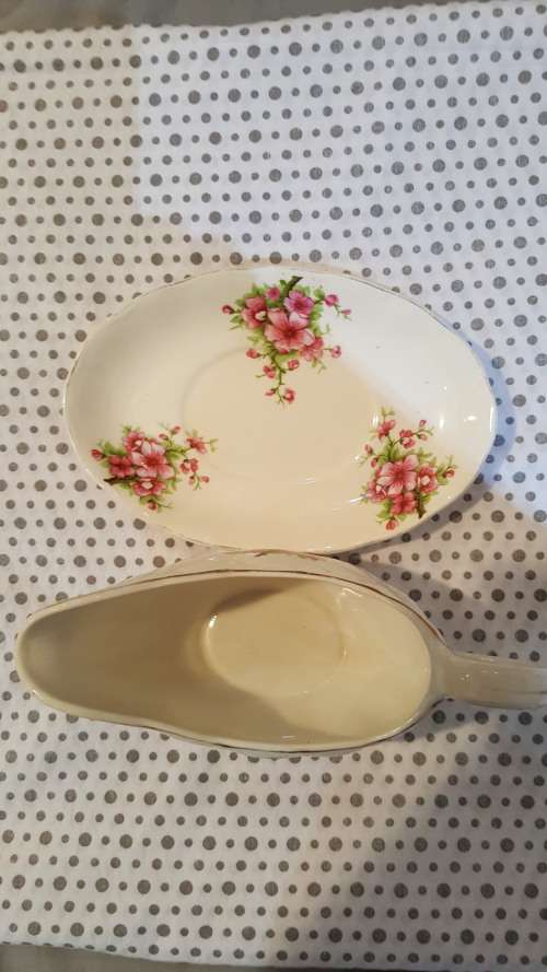 ANTIQUE GRINDLEY CREAM PETAL GRAVY BOAT .