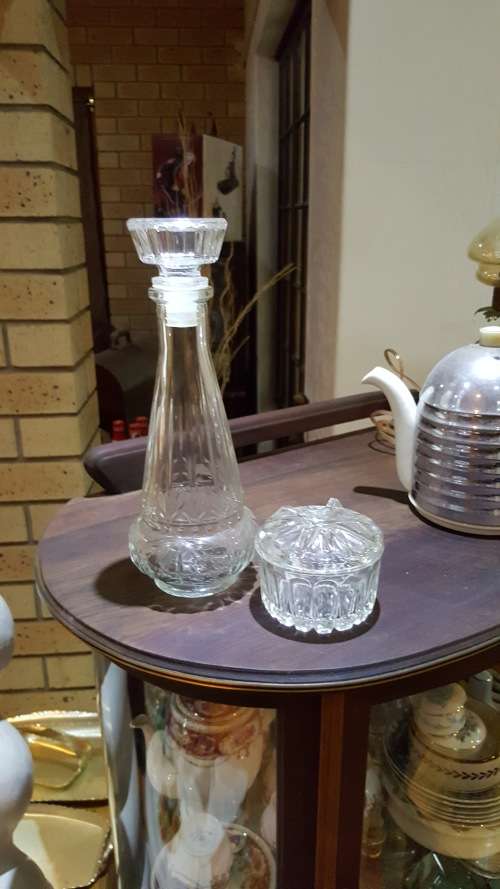 CLEAR GLASS DECANTER AND TRINKET