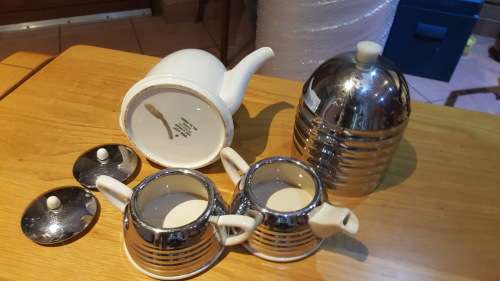 VINTAGE 1950 S EVERHOT BEEEHIVE TEA SET