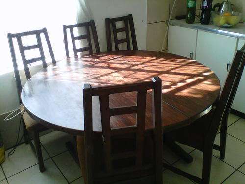 WOODEN ROUND EXTENDABLE TABLE FOR SALE WITH 5 CHAIRS