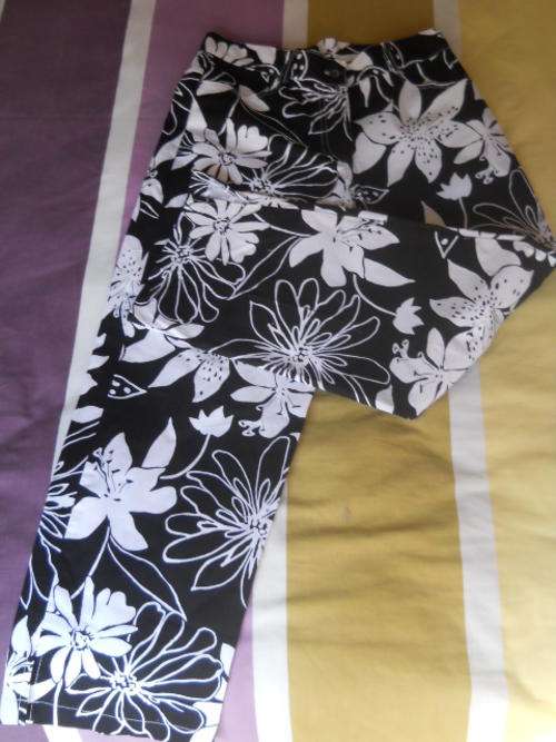 Black & white floral capris - Size 10