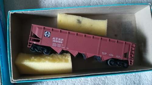 Athearn ATSF Wagon with Load