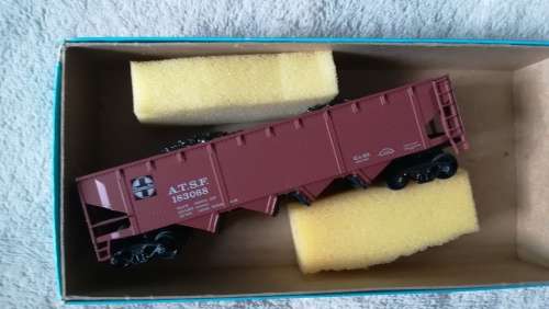 Athearn Santa Fe ATSF with Load