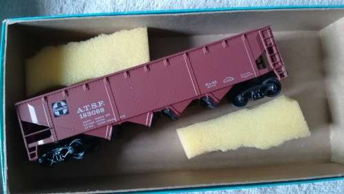 Athearn Santa Fe ATSF with Load